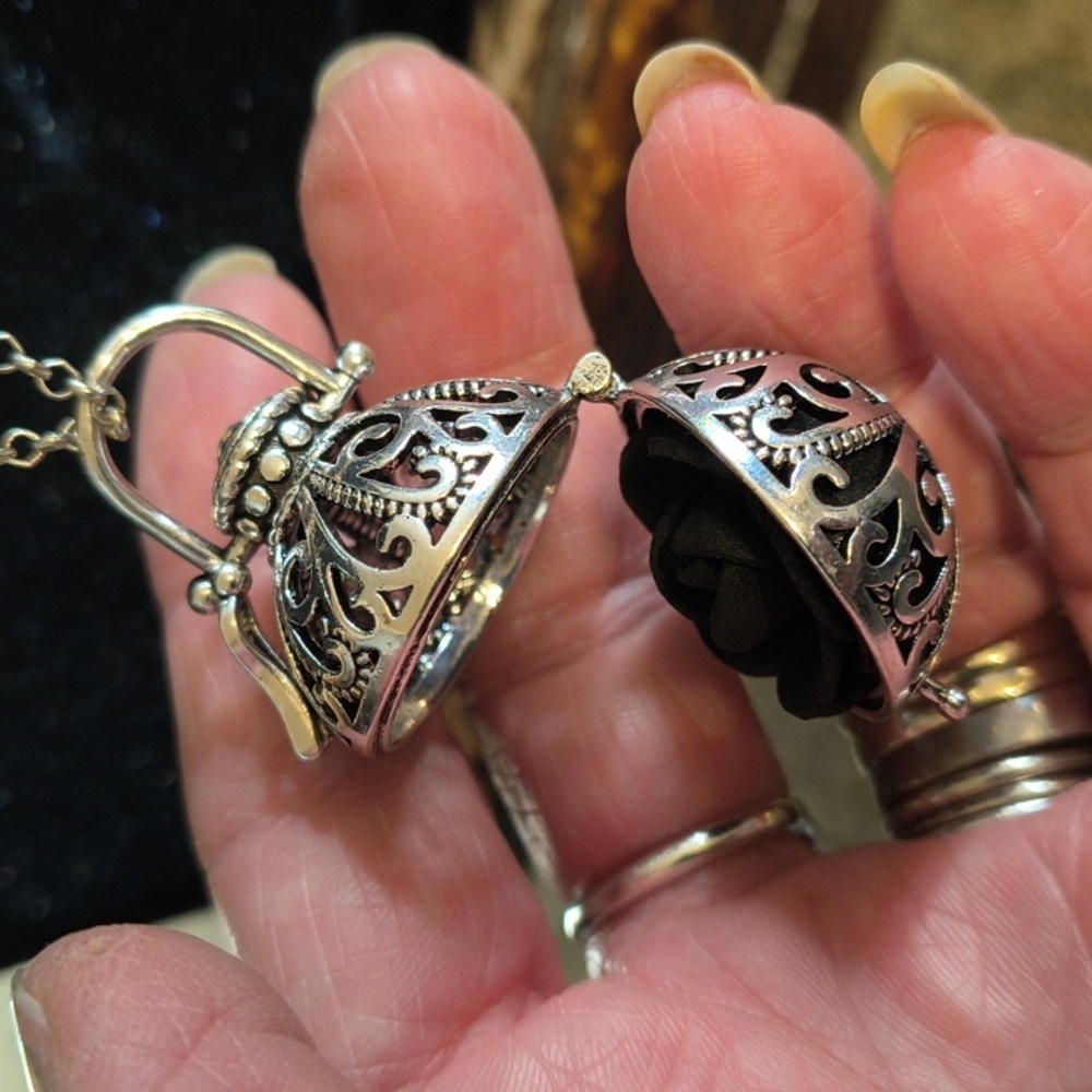 Victorian Apocothy Necklace , Small Rose Inside Holds Scents - Picture 4 of 8